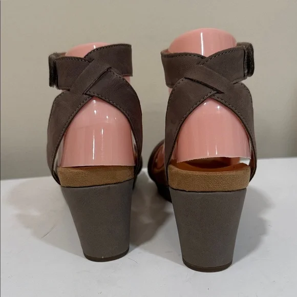 Like NEW - Lucky Brand Taupe Leather 2-3/4” Wedge Heel Sandals (sz 7) - Picture 2 of 7